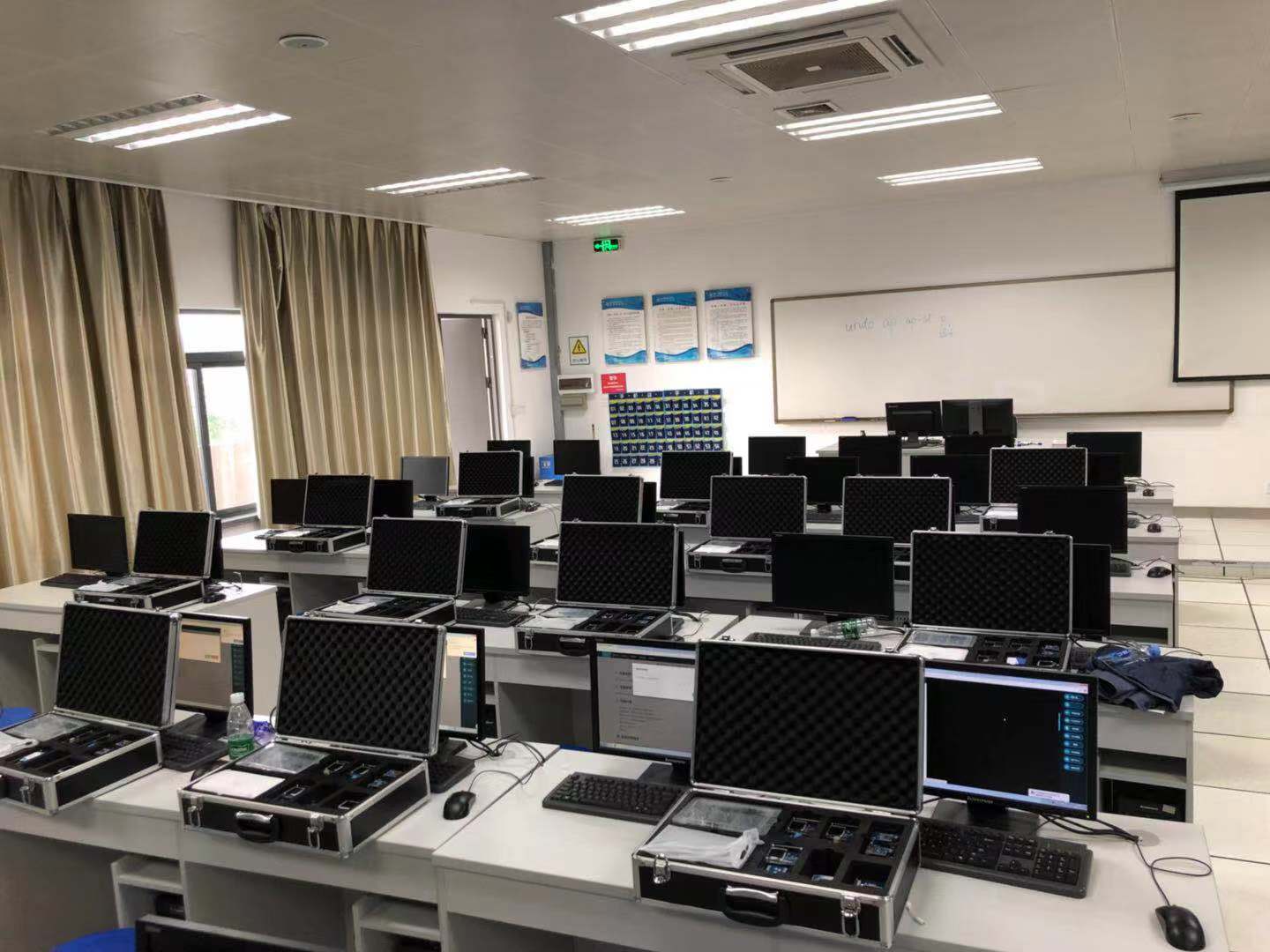 服务器应用实训室&mdash;&mdash;深圳信息职业技术学院_华清远见研发中心